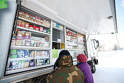 "Давно таких зим не было". Как в Бобруйском районе работают автолавки на селе