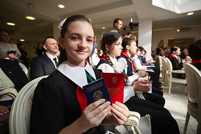 "Важный день, который останется в памяти". Столичным школьникам вручили паспорта в Минской ратуше
