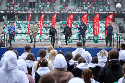 Олимпийские чемпионы провели зарядку для 3,5 тыс. студентов на минском стадионе "Динамо"