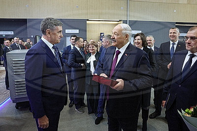 Лукашенко вручил символы Государственного знака качества