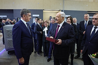 Лукашенко вручил символы Государственного знака качества