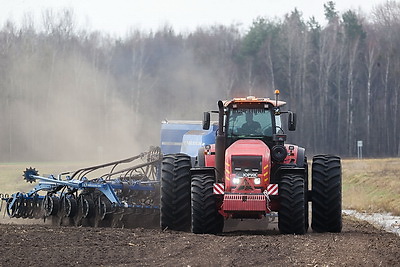 Аграрии Брестской области продолжают сев ранних яровых зерновых и зернобобовых культур