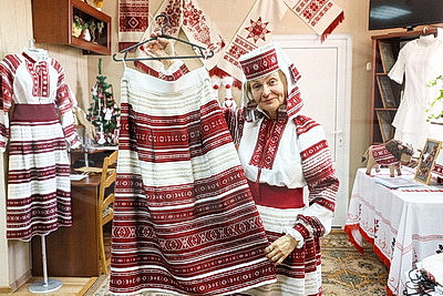 Дизайнерский наряд с кодом предков. Костюмы Малоритского строя вписались в современный гардероб