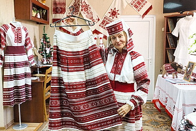 Дизайнерский наряд с кодом предков. Костюмы Малоритского строя вписались в современный гардероб