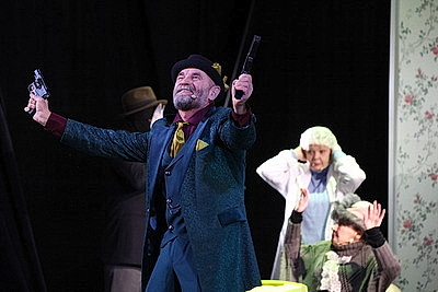 Премьеру комедии "Особо опасные пенсионеры" представил театр им. М.Горького