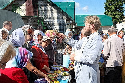Православные верующие отмечают Яблочный Спас