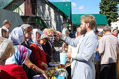 Православные верующие отмечают Яблочный Спас