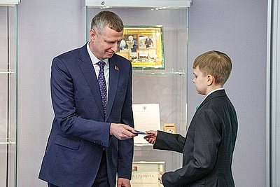 Крутой - школьникам: паспорт - это документ, в котором встречается ваша личная история и корни всей страны