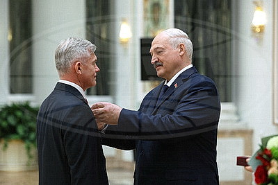 Лукашенко в преддверии священного праздника Дня Победы вручил государственные награды