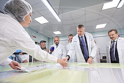 Крутой ознакомился с изготовлением полимерной продукции в Пскове