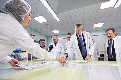 Крутой ознакомился с изготовлением полимерной продукции в Пскове
