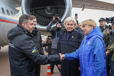 В Беларусь прибыл самолет с представителями России и Украины, которые участвовали в гуманитарной операции в Алешках