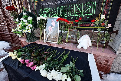 Цветы и детские игрушки несут к посольству Ирана в Минске