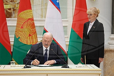 Лукашенко и Мирзиёев подписали Декларацию об установлении стратегического партнерства Беларуси и Узбекистана