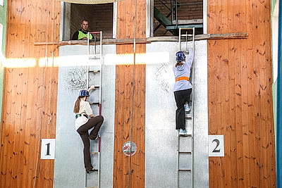 В Бресте проходит первенство города по подъему по штурмовой лестнице