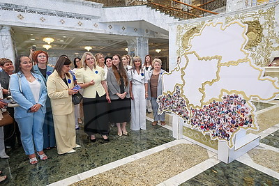 Делегация БСЖ из Брестской области посетила с экскурсией Дворец Независимости