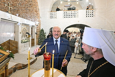Лукашенко зажег рождественскую свечу в храме в Минском районе
