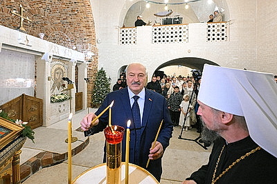 Лукашенко зажег рождественскую свечу в храме в Минском районе